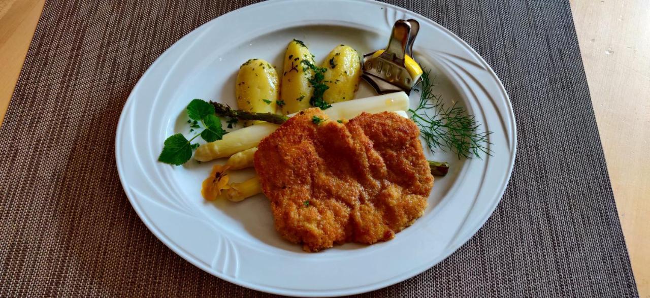 Hotel Neue Hoehe Klingenberg Екстер'єр фото
